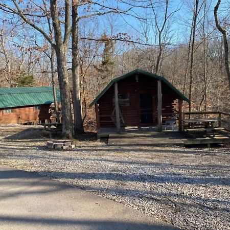 Lovely Rustic Cabin In ブルーミントン エクステリア 写真