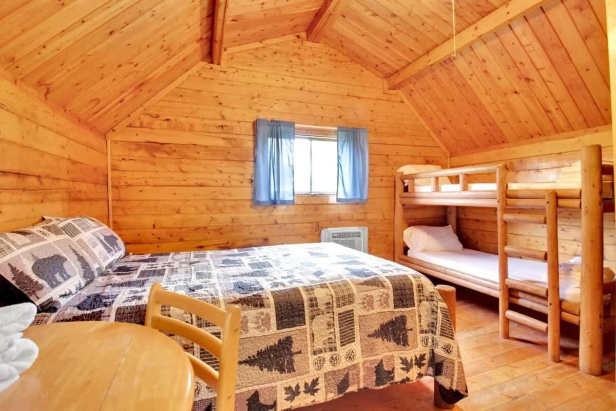 Lovely Rustic Cabin In ブルーミントン エクステリア 写真