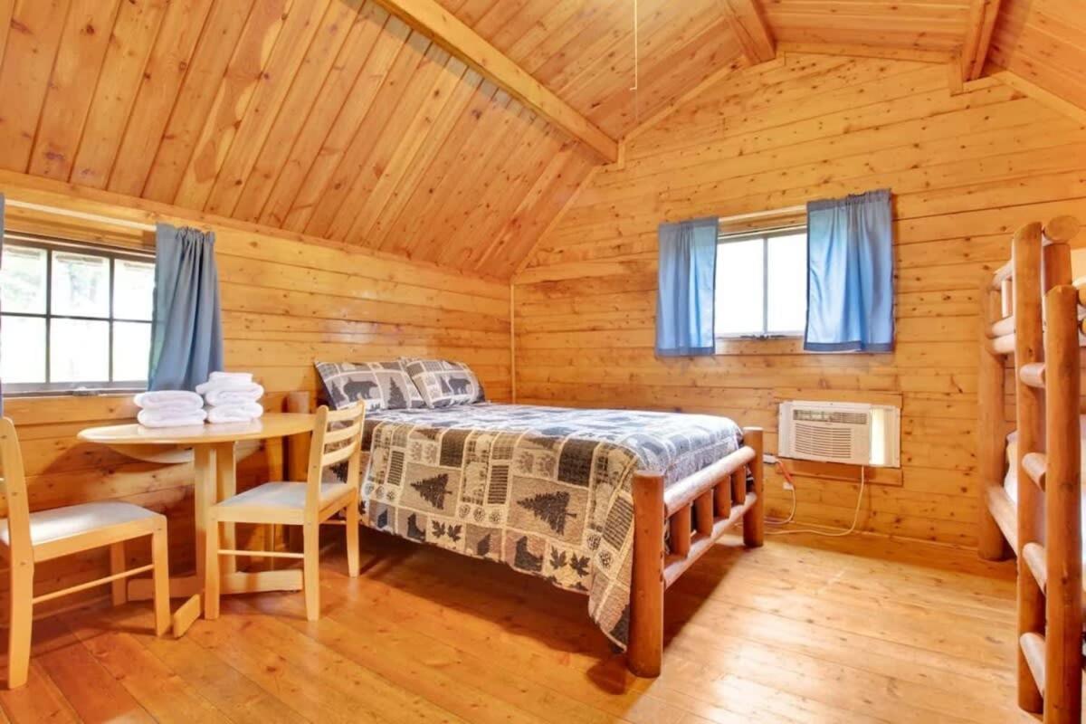 Lovely Rustic Cabin In ブルーミントン エクステリア 写真