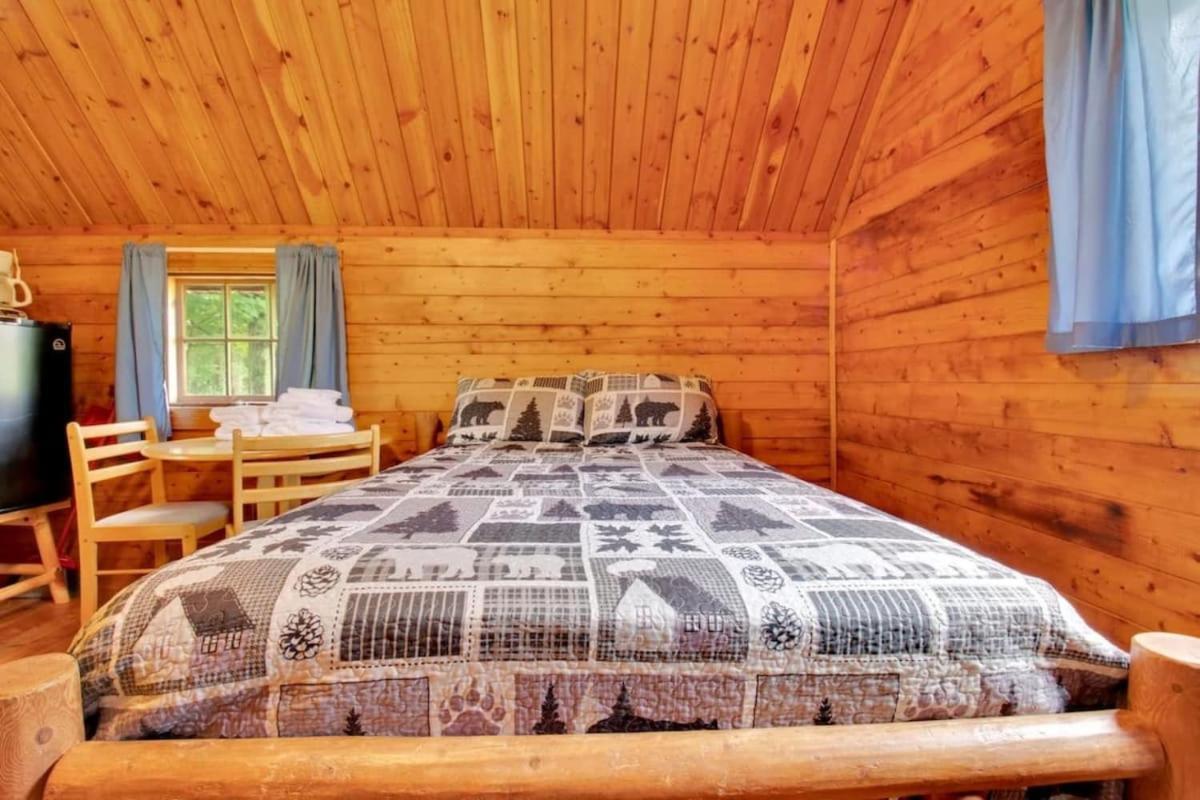 Lovely Rustic Cabin In ブルーミントン エクステリア 写真