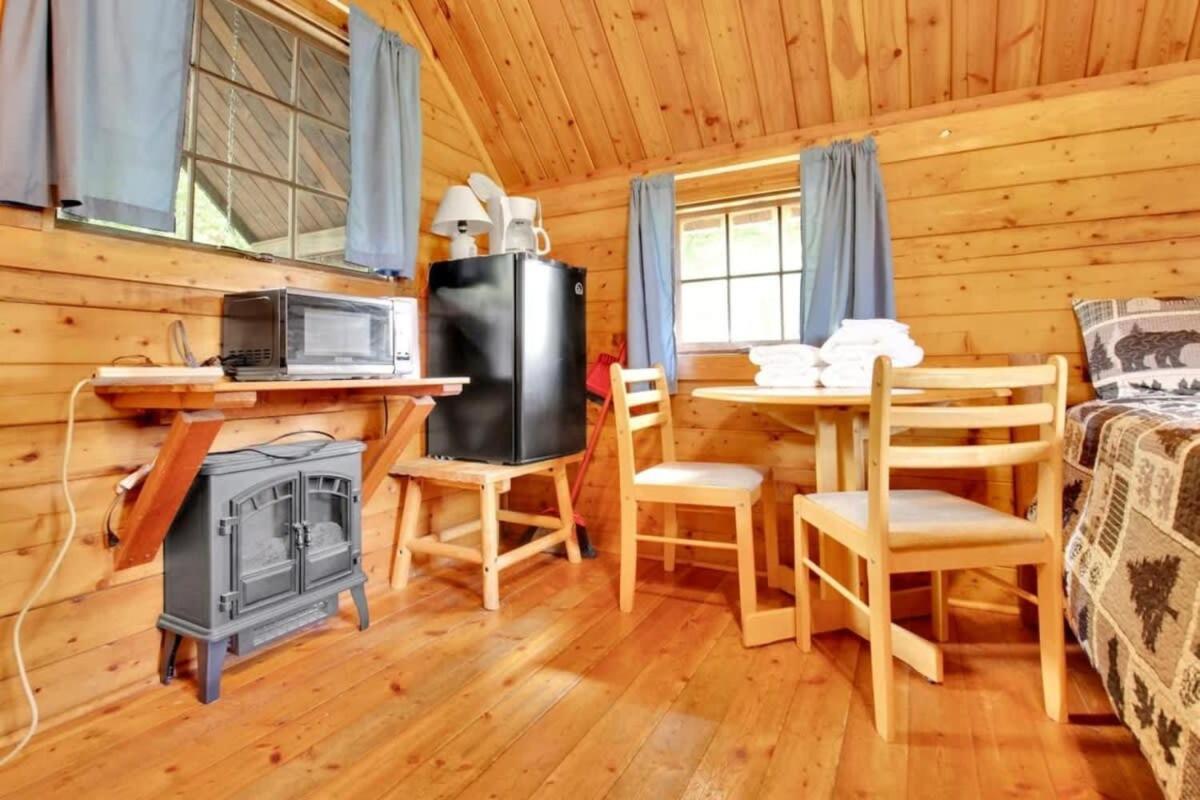 Lovely Rustic Cabin In ブルーミントン エクステリア 写真