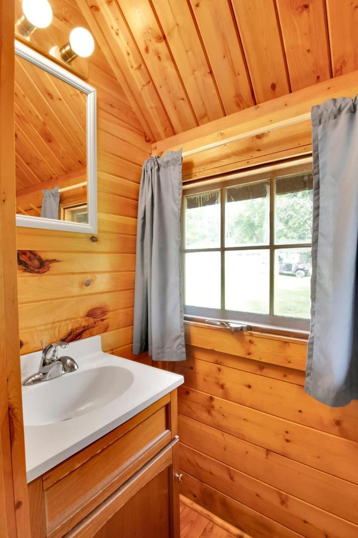 Lovely Rustic Cabin In ブルーミントン エクステリア 写真