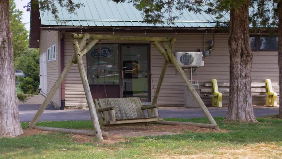 Lovely Rustic Cabin In ブルーミントン エクステリア 写真